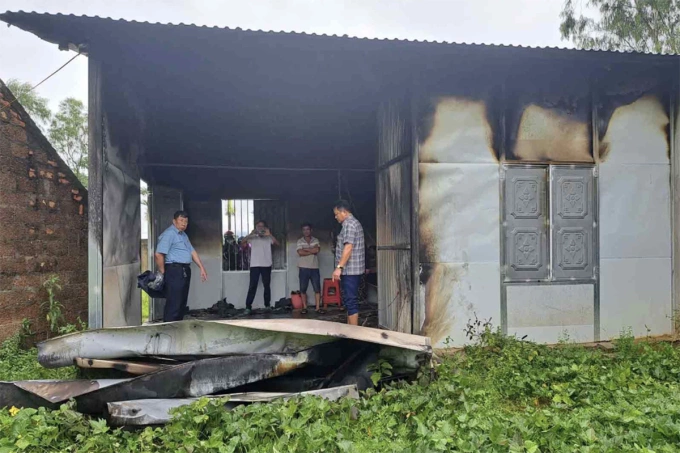 Nhà dân cháy lớn do sét đánh