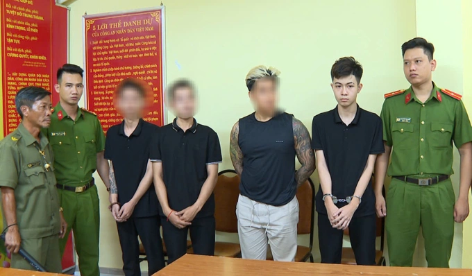 Bắt nhân viên quán nước đánh du khách ngoại