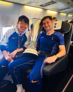 Tottenham rước cúp về Anh, Son ôm chặt không rời