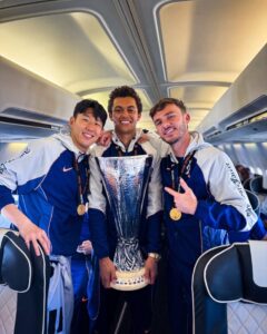 Tottenham rước cúp về Anh, Son ôm chặt không rời