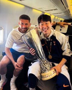Tottenham rước cúp về Anh, Son ôm chặt không rời