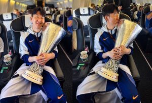 Tottenham rước cúp về Anh, Son ôm chặt không rời