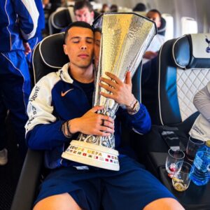 Tottenham rước cúp về Anh, Son ôm chặt không rời