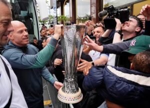 Tottenham rước cúp về Anh, Son ôm chặt không rời