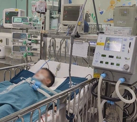 bé trai bị tai nạn do xe ba bánh tự chế chèn qua người