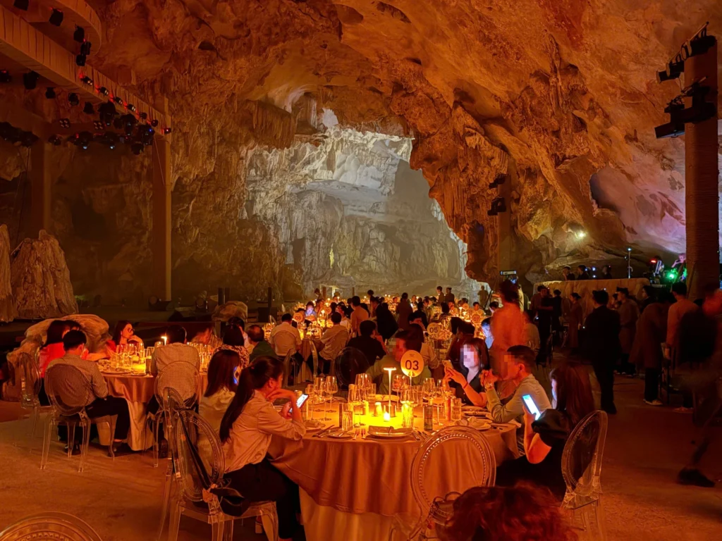 Hang Dơi ven vịnh Bái Tử Long thành nhà hàng