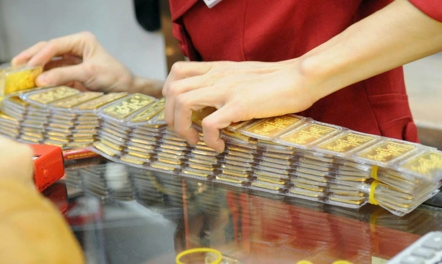 Giá vàng miếng SJC giảm mạnh, người mua tháng trước lỗ gần 11 triệu đồng