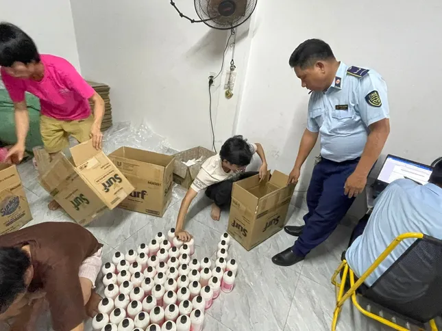 Hàng trăm mỹ phẩm không nhãn mác, không rõ nguồn gốc xuất xứ