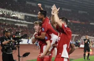 Việt Nam tụt hạng FIFA Indonesia tiếp tục bám sát