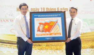 Thứ trưởng Khoa học và Công nghệ Bùi Hoàng Phương (trái) tại lễ phát hành bộ tem đặc biệt "Kỷ niệm 100 năm Ngày Báo chí cách mạng Việt Nam"