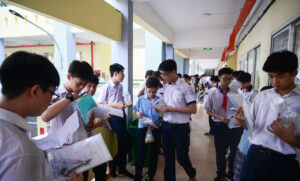 Hình ảnh các học sinh chuẩn bị bước vào phòng thi