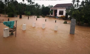Nước ngập sâu, chảy xiết khiến toàn bộ thôn Thái Chấn Sơn bị cô lập hoàn toàn