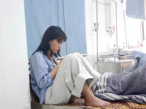Lật xe khách giữa đêm ở Hà Tĩnh