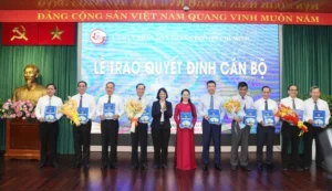Phó chủ tịch Trần Thị Diệu Thúy trao quyết định bổ nhiệm lãnh đạo các đài phát thanh, truyền hình
