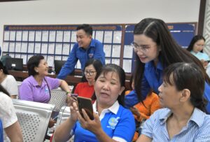 Chị Nguyễn Phạm Duy Trang, Bí thư T.Ư Đoàn, Chủ tịch Hội đồng Đội T.Ư, ân cần hỏi thăm người dân về những khó khăn còn gặp phải trong việc sử dụng dịch vụ công trực tuyến
