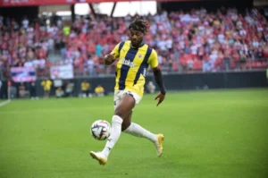 Saint-Maximin tố Fenerbahce ép dùng chất cấm
