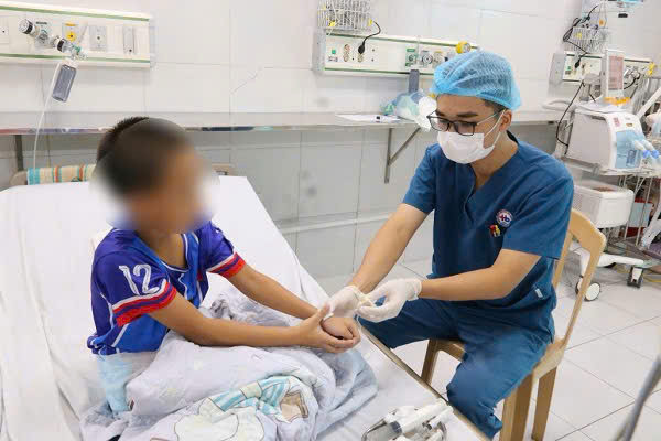 Cấp cứu bé trai 9 tuổi ngưng tim do uống nhầm Methadon