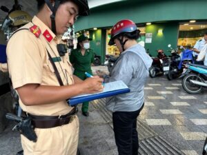 Đi xe lên vỉa hè