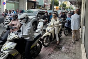 Đi xe lên vỉa hè
