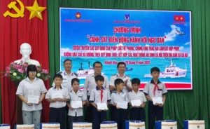 Cảnh sát biển đồng hành cùng ngư dân Khánh Hòa: Khám bệnh, tặng quà và tuyên truyền pháp luật