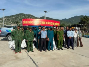 Cảnh sát biển đồng hành cùng ngư dân Khánh Hòa: Khám bệnh, tặng quà và tuyên truyền pháp luật