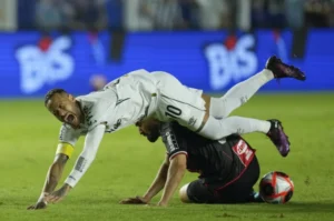 Neymar bị chỉ trích vì rượu và game thâu đêm