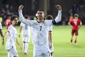 Ronaldo vượt Messi ở vòng loại World Cup