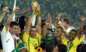 CR7 rớt Top 5 tiền đạo 30 năm qua