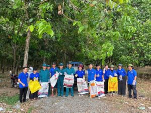 TP Hồ Chí Minh: Hơn 8.000 người ra quân “Chủ nhật xanh” bóc xóa quảng cáo trái phép