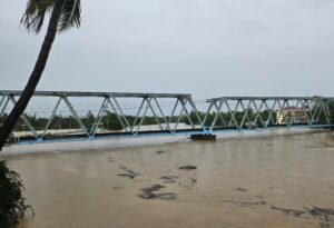 Nước lũ dâng nhanh