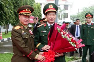 Việt Nam trao tặng xe