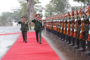 Việt Nam trao tặng xe