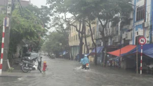 Hải Phòng sau mưa lớn: Giao thông tê liệt, hàng trăm xe chết máy