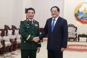 Việt Nam trao tặng xe