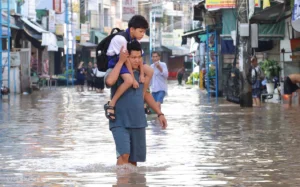 Đường phố Cần Thơ ngập sâu, giao thông hỗn loạn trong giờ cao điểm