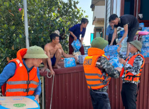 Mưa lũ miền Trung , Phó công an xã Quảng Nam liều mình cứu người giữa dòng nước xiết