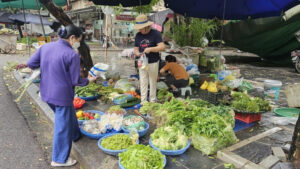 Sau bão Bualoi, giá rau xanh tăng gấp đôi tại chợ dân sinh