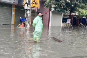 Hải Phòng sau mưa lớn: Giao thông tê liệt, hàng trăm xe chết máy
