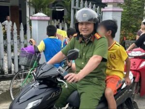 Hai học sinh để lại