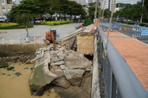 Sóng lớn cuốn trôi kè biển 