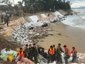 Bão Kalmaegi mạnh