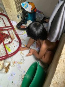 Hé lộ vụ cha xích con