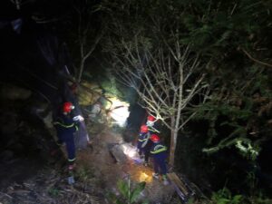 Xe tải lao xuống vực sâu